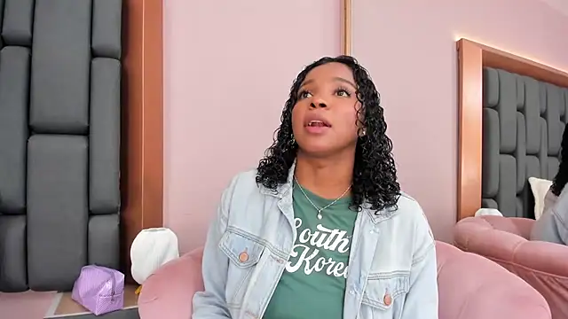 LisaMendez online show from November 9, 2025, 4:05 am