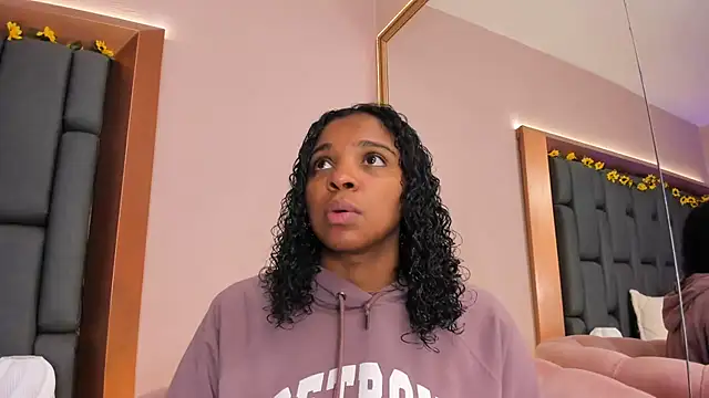 LisaMendez online show from December 21, 2025, 4:03 am