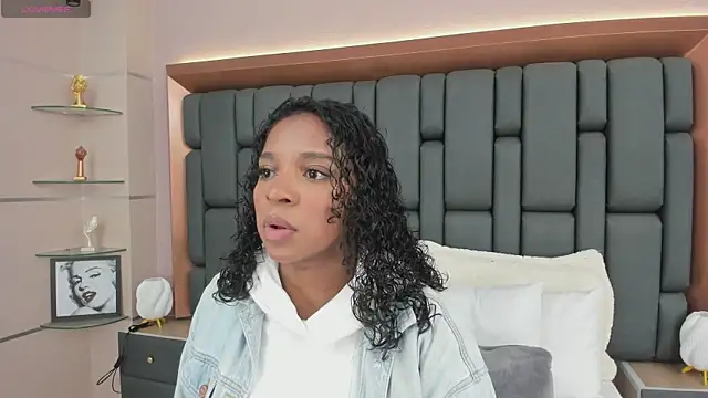 LisaMendez online show from October 19, 2025, 4:04 am