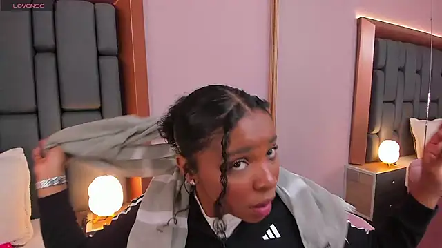 Snapshot of LisaMendez chatting on February 26, 2026, 4:01 am LisaMendez online show from February 26, 2026, 4:01 am