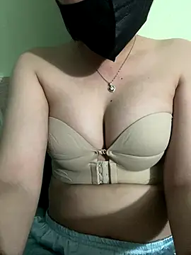 Snapshot of Nanaly99 chatting on November 22, 2025, 4:28 pm Nanaly99 online show from November 22, 2025, 4:28 pm