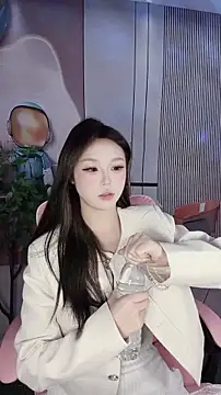 CAICAI BABY online show from November 28, 2025, 6:46 am