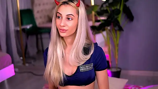 Snapshot of AwaLynch chatting on February 2, 2026, 3:38 am AwaLynch online show from February 2, 2026, 3:38 am