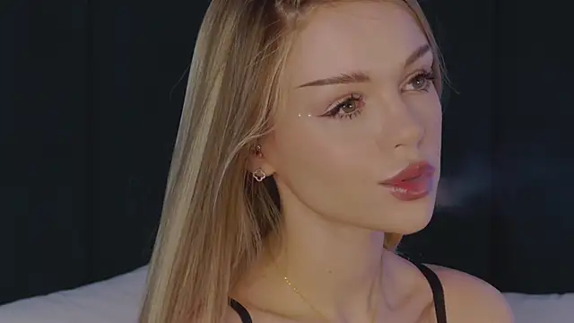 MarilynNova online show from April 15, 2026, 4:40 am