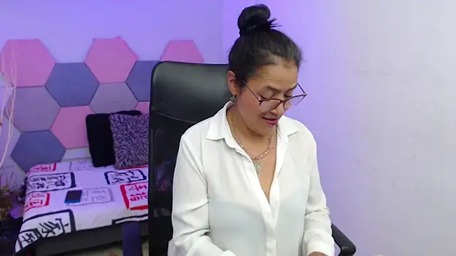 Snapshot of AmandaPeet chatting on November 6, 2025, 7:51 pm AmandaPeet online show from November 6, 2025, 7:51 pm