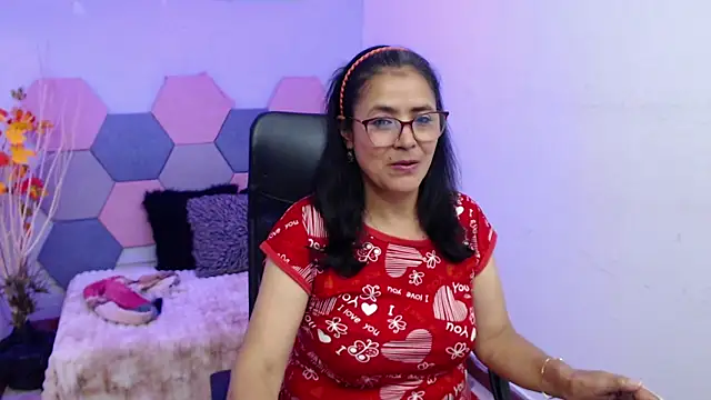 Snapshot of AmandaPeet chatting on November 14, 2025, 8:23 pm AmandaPeet online show from November 14, 2025, 8:23 pm