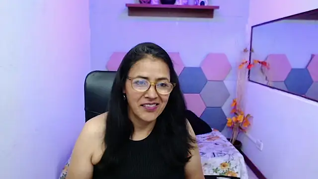 Snapshot of AmandaPeet chatting on September 24, 2025, 7:42 pm AmandaPeet online show from September 24, 2025, 7:42 pm