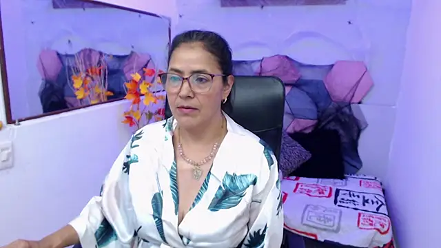 Snapshot of AmandaPeet chatting on October 15, 2025, 8:17 pm AmandaPeet online show from October 15, 2025, 8:17 pm