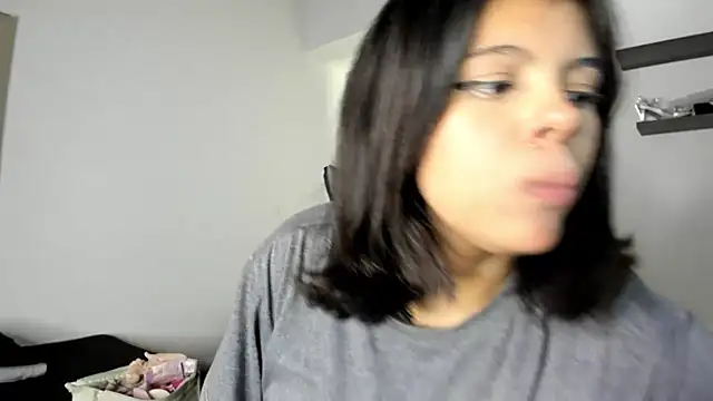 Snapshot of Aleja-02 chatting on October 2, 2025, 11:52 pm Aleja-02 online show from October 2, 2025, 11:52 pm