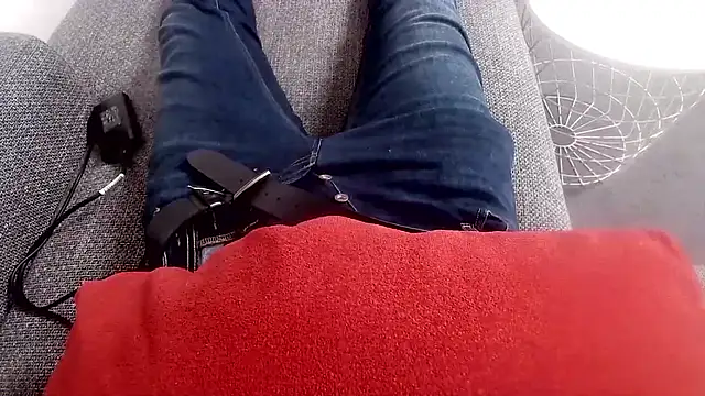 cucciolotto76 online show from November 15, 2025, 1:37 pm