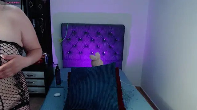 MaraDiaz11 online show from November 15, 2025, 1:48 pm