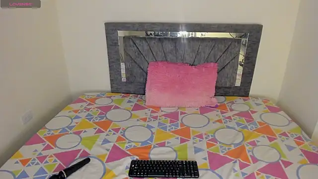 Laurasofia01 online show from April 5, 2026, 12:50 am