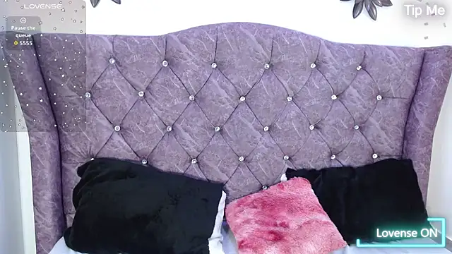 luna starr69 online show from November 18, 2025, 1:14 pm