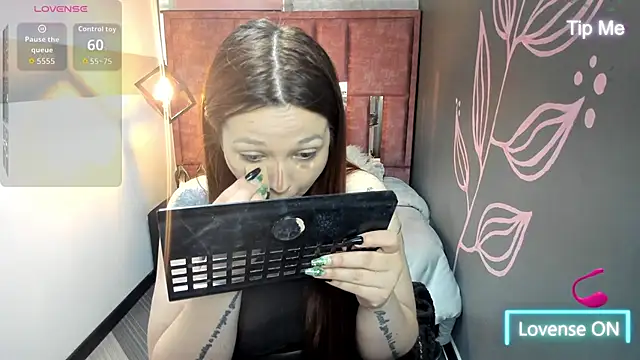Snapshot of Isa_Thompson__ chatting on October 5, 2025, 12:29 pm Isa Thompson online show from October 5, 2025, 12:29 pm