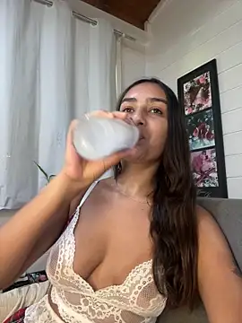 hannahhotwife online show from April 15, 2026, 7:07 pm