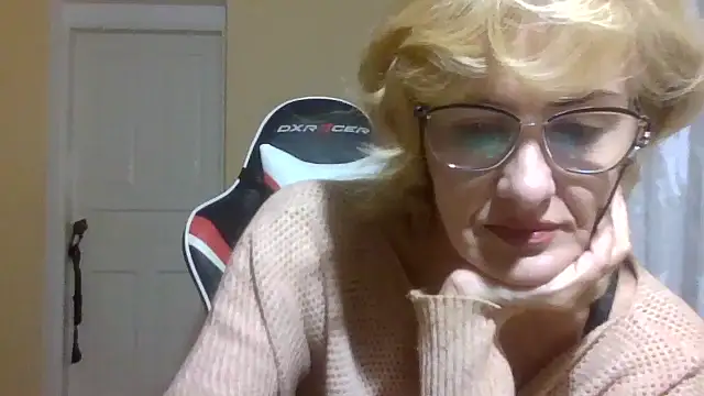 TianaQLove online show from November 17, 2025, 5:17 pm