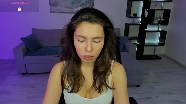 LounaDivine online show from November 18, 2025, 5:44 am