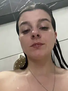 LilyIrons online show from April 17, 2026, 4:54 pm