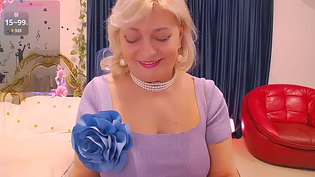 Snapshot of HypnotikCate chatting on February 3, 2025, 8:24 am HypnotikCate online show from February 3, 2025, 8:24 am