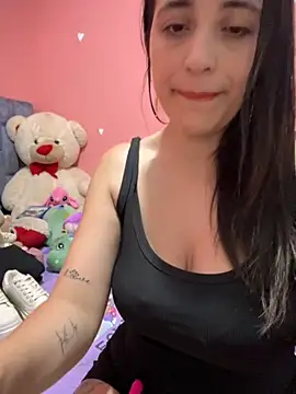 GiaDuque online show from November 5, 2025, 11:46 am