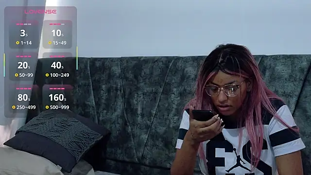 ValeriGallardo17 online show from September 16, 2025, 9:05 pm