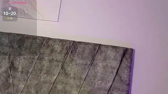 ValeriGallardo17 online show from October 7, 2025, 9:27 pm