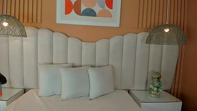 noa moon online show from December 3, 2025, 2:45 am