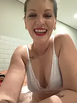 Karlacasada online show from October 25, 2025, 1:49 am