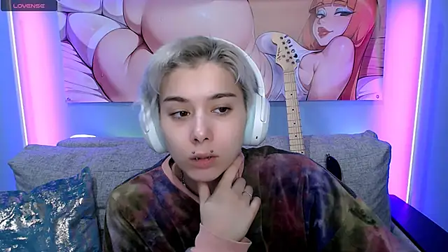 Snapshot of SophieAsh chatting on November 18, 2025, 9:01 am SophieAsh online show from November 18, 2025, 9:01 am