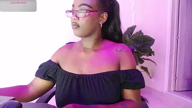 ReinaMiah online show from November 2, 2025, 3:55 am