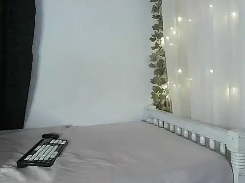 lishainparis18 online show from September 27, 2025, 4:35 pm