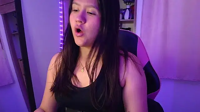 Snapshot of Oliviawatson1 chatting on June 19, 2026, 12:00 pm Oliviawatson1 online show from June 19, 2026, 12:00 pm