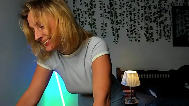 Ariana Spring online show from October 23, 2025, 2:54 am