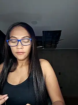 sarah garcia  online show from November 8, 2025, 1:53 am