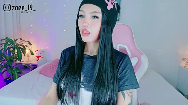 cuteezoe online show from March 17, 2026, 3:31 am