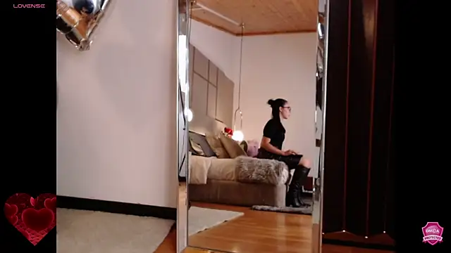 Lina Montclair online show from September 19, 2025, 7:18 pm