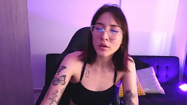 Yulienneg online show from November 28, 2025, 8:53 pm