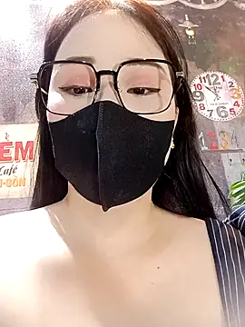 Bonnie-2k online show from October 12, 2025, 9:54 am