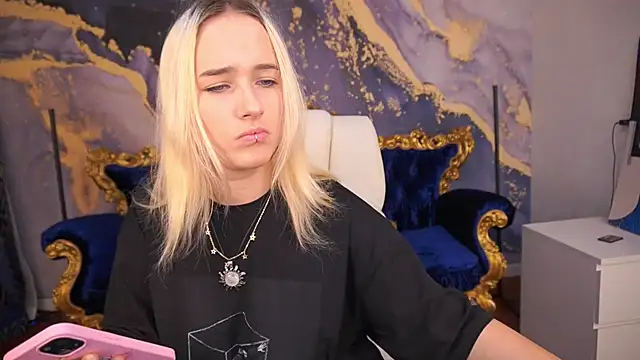 LilElfie online show from September 9, 2025, 6:01 am