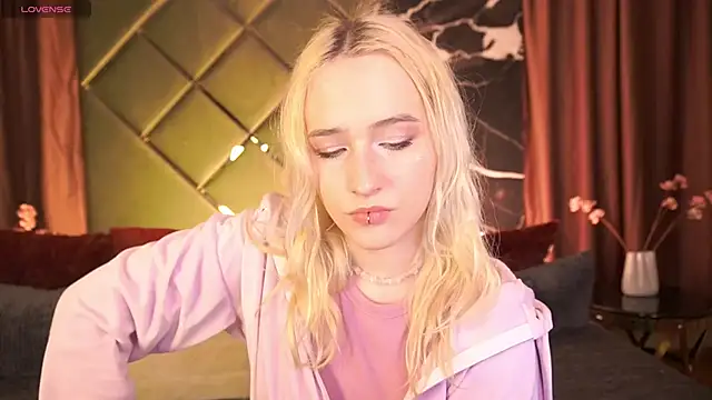 LilElfie online show from March 10, 2026, 8:46 pm