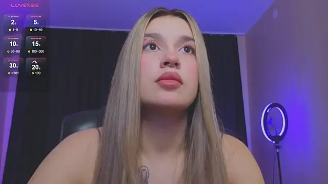 Snapshot of RoxyChill chatting on October 31, 2025, 8:38 pm RoxyChill online show from October 31, 2025, 8:38 pm