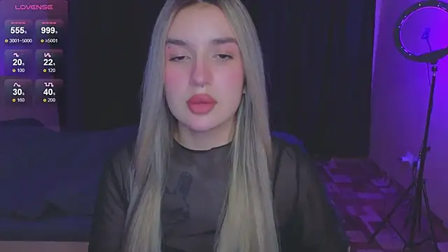 Snapshot of RoxyChill chatting on September 13, 2025, 8:31 pm RoxyChill online show from September 13, 2025, 8:31 pm