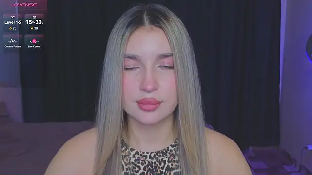 Snapshot of RoxyChill chatting on September 24, 2025, 8:15 pm RoxyChill online show from September 24, 2025, 8:15 pm