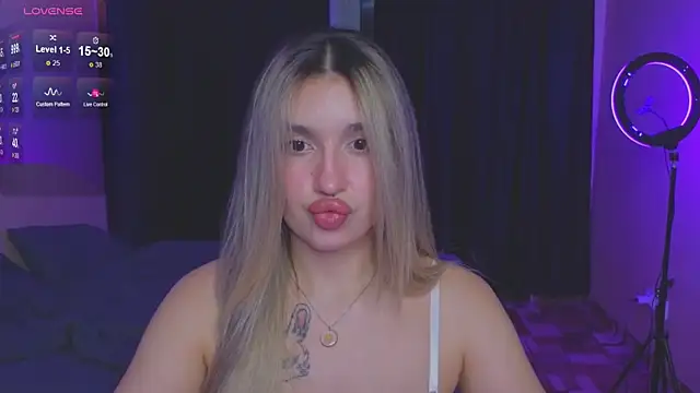 Snapshot of RoxyChill chatting on September 12, 2025, 7:46 pm RoxyChill online show from September 12, 2025, 7:46 pm