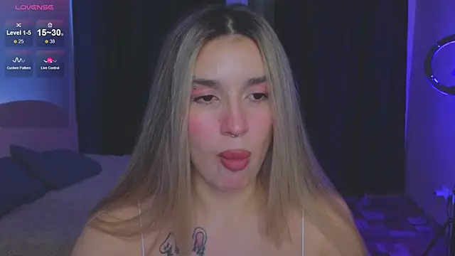 Snapshot of RoxyChill chatting on September 16, 2025, 9:05 pm RoxyChill online show from September 16, 2025, 9:05 pm