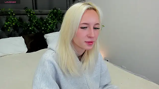 Snapshot of cute_luucy chatting on November 18, 2025, 1:43 am cute luucy online show from November 18, 2025, 1:43 am