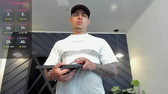 Snapshot of marco_garciia_ chatting on February 10, 2026, 11:15 pm marco garciia online show from February 10, 2026, 11:15 pm