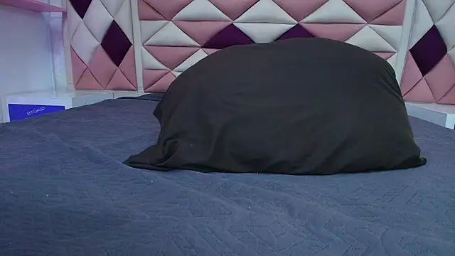 valecastro  online show from October 10, 2025, 7:15 pm