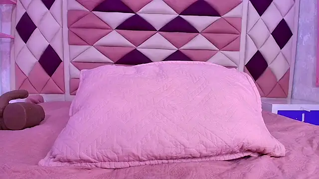 valecastro  online show from November 11, 2025, 7:19 pm