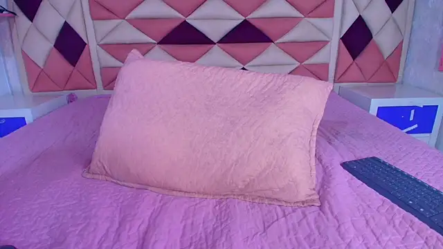 Snapshot of valecastro_ chatting on September 13, 2025, 7:25 pm valecastro online show from September 13, 2025, 7:25 pm